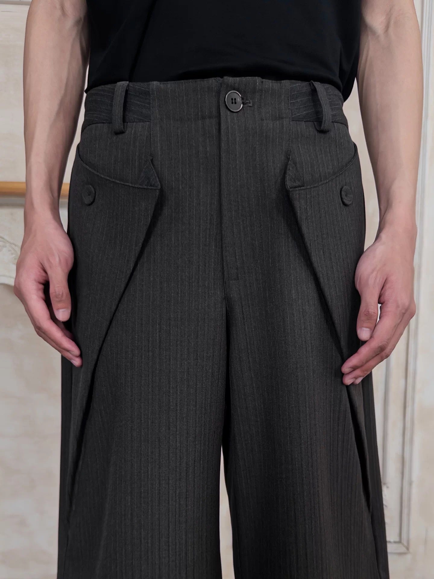 "Casing" Tailored Short